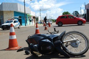 Jovem se fere em acidente entre carro e moto