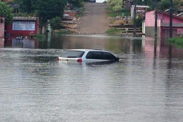 CHEIA – Rio Madeira marca 19,65 metros e carro fica embaixo d’água no Centro da capital