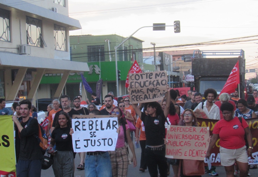 NA UNIR: Professores mantém grave e rejeitam reajuste de zero % em 2024