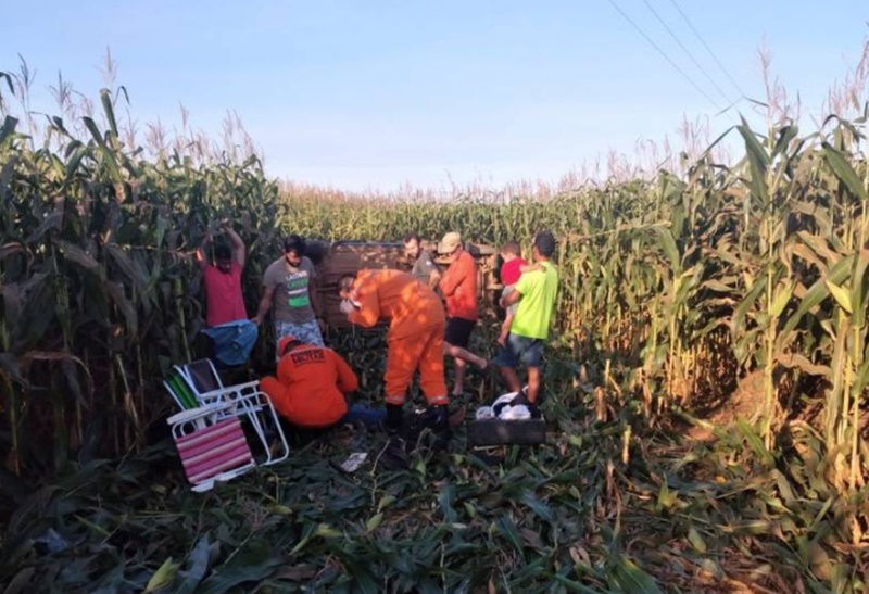 Dois rapazes ficam feridos após picape capotar e ir parar dentro de milharal
