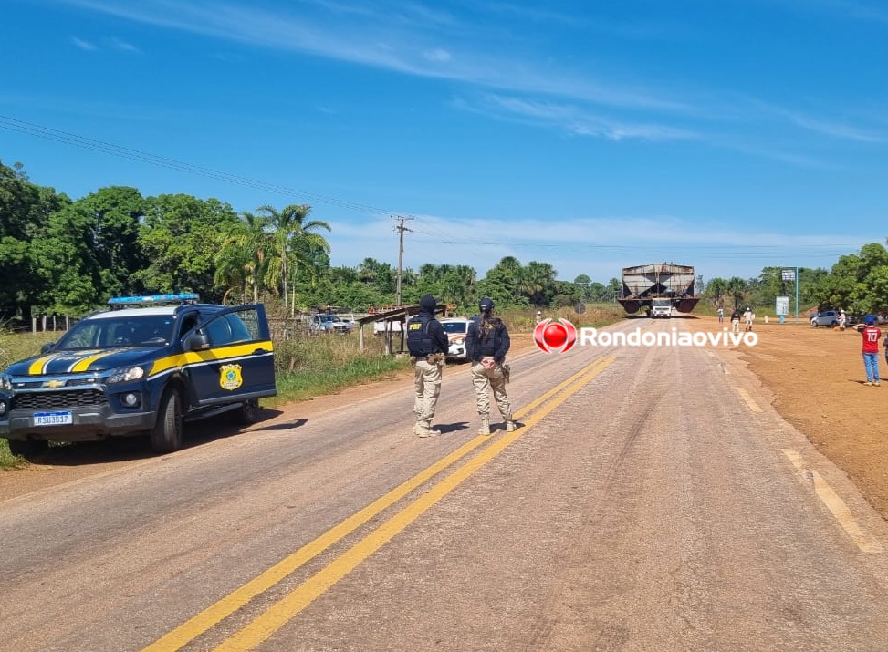 NA BR-364: Transporte de draga, com apoio da PRF, causa congestionamento gigante