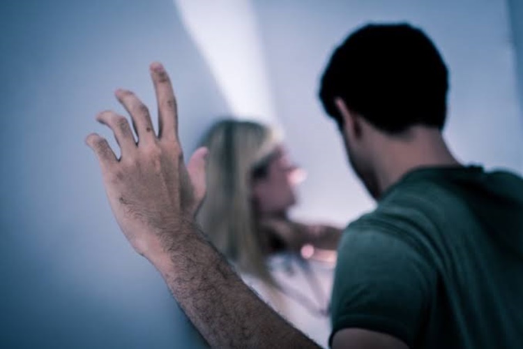 NO ANIVERSÁRIO: Mulher flagra fotos do marido com outra e leva surra ao reclamar