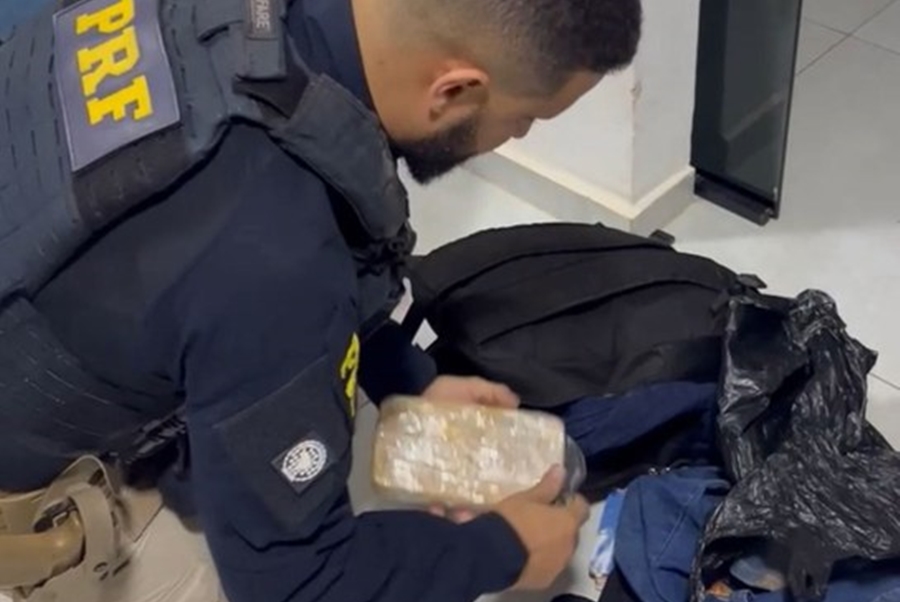 TRÁFICO DE DROGAS: PRF apreende entorpecentes transportados em táxi e prende suspeito