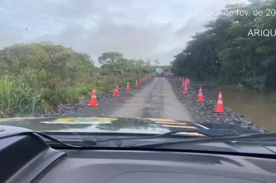 CHEIA DO RIO JAMARI: BR-364 abre na madrugada, mas volta a ser interditada para elevação da pista