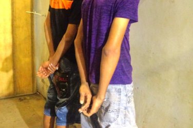 Dupla de menores é apreendida acusada de roubo com arma similar
