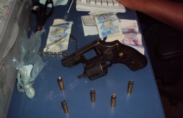 Dois menores são pegos endolando substância entorpecente, um deles estava armado - FOTO