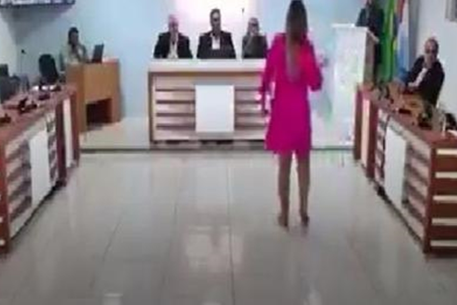 VÍDEO: Grávida invade câmara municipal e cobra que vereador assuma paternidade