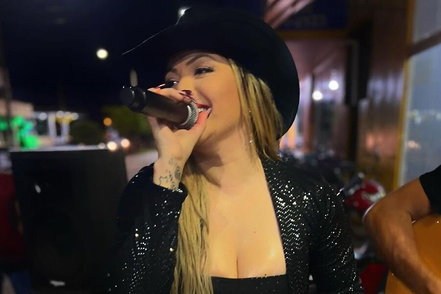 TRÁGICO: Cantora vítima de acidente de carro fez última apresentação horas antes de morrer