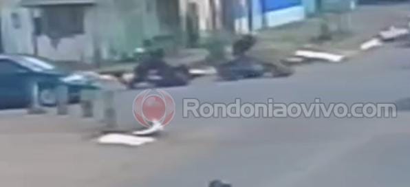 VÍDEO: Câmera de segurança registra acidente que deixou dois motociclistas feridos 