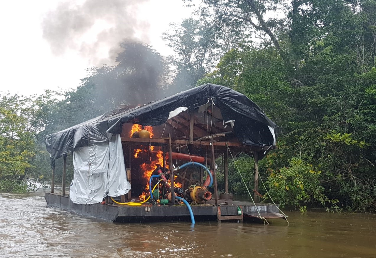 SUBMERSO: Operação destrói 12 dragas que faziam extração de ouro ilegal no Rio Roosevelt