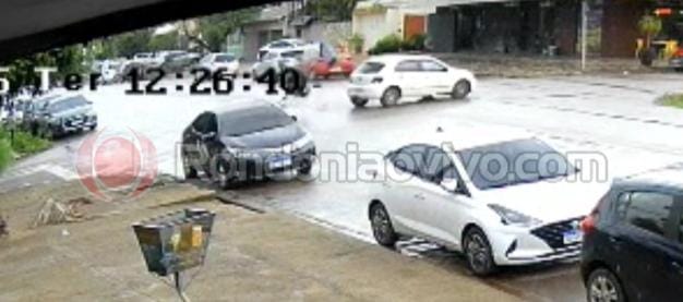 VÍDEO: Grave acidente com motoboy é registrado por câmera de monitoramento 