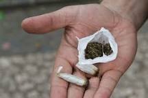 MACONHA - Alunos são flagrados usando droga em escola na capital
