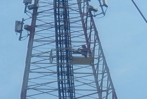 Jovem ameaça se jogar de torre de telefone na capital