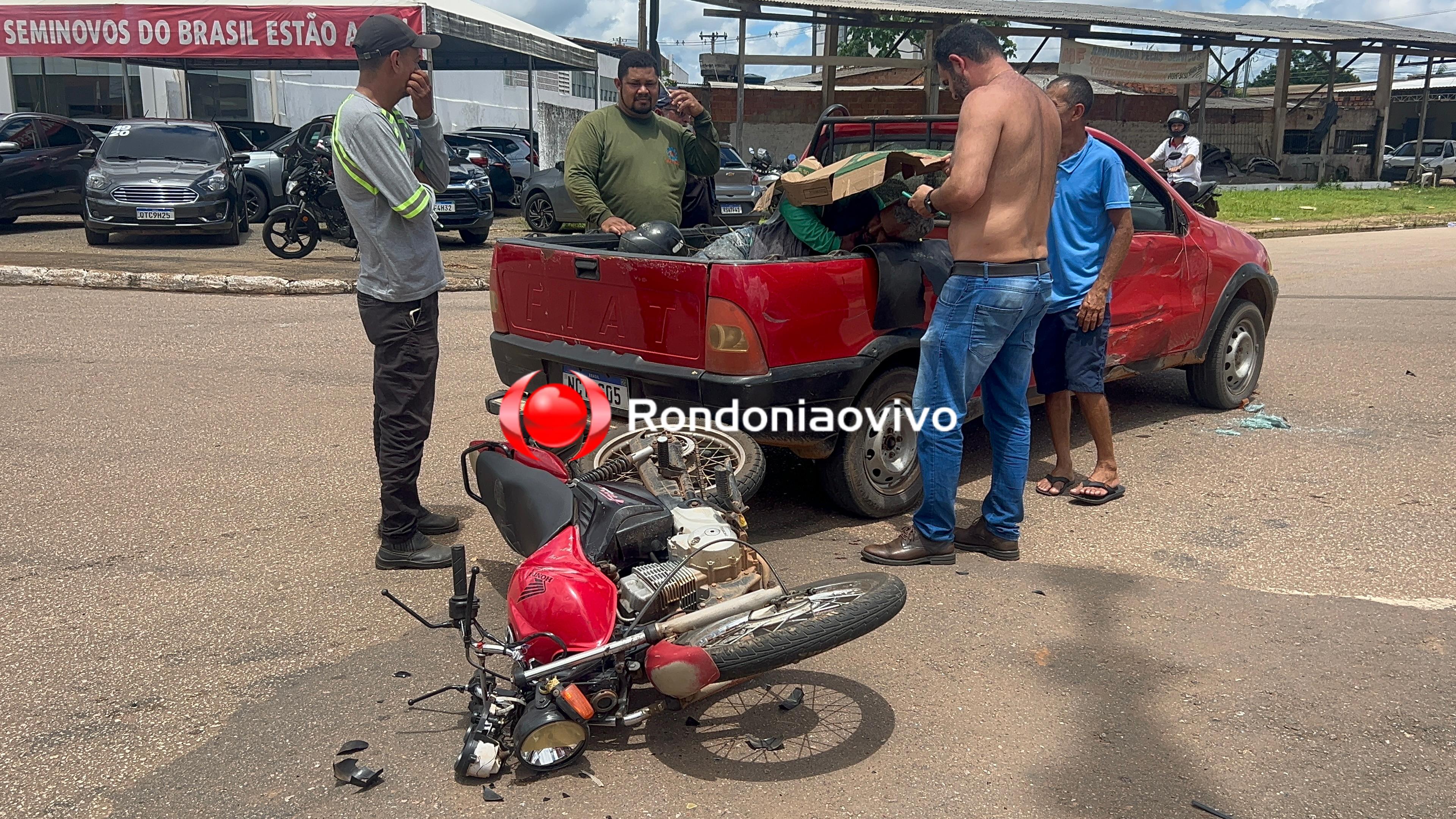 URGENTE: Motociclista vai parar na carroceria de veículo em grave acidente