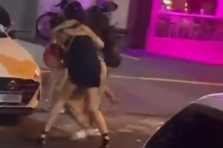 DESMAIOU: Mulher é presa por espancar ex-companheira na frente de boate 