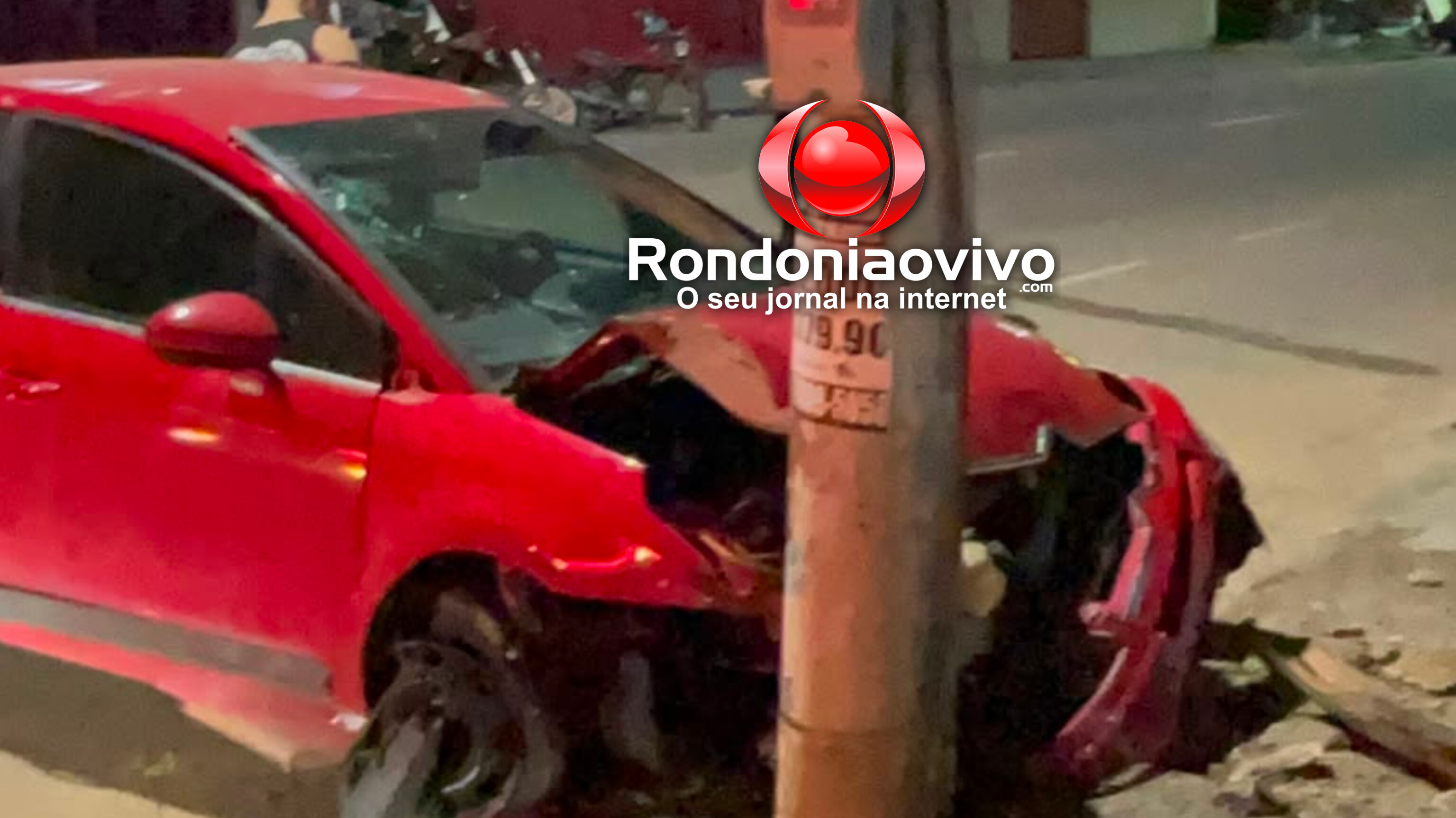 VÍDEO: Motorista perde o controle de carro e colide contra poste na Pinheiro Machado