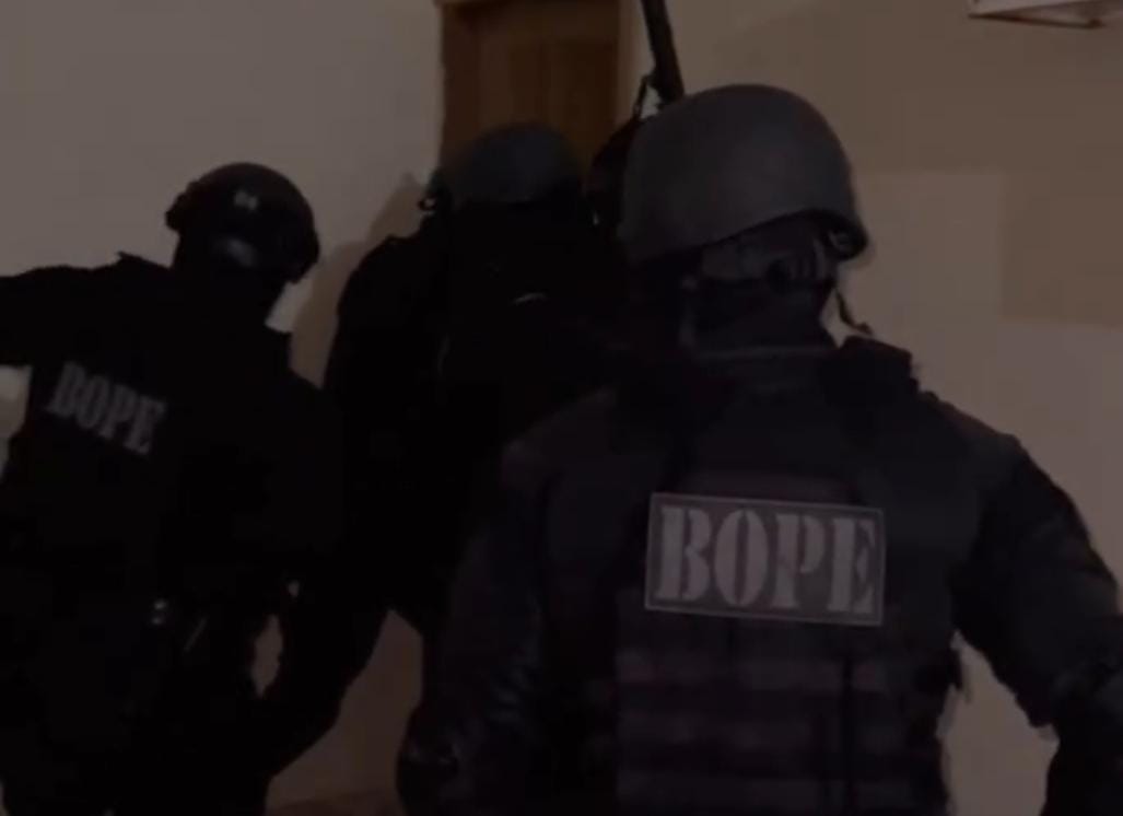 VÍDEO: BOPE liberta idosa de 87 anos feita refém pelo filho em residência