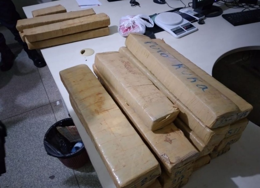 CAÍRAM: PM apreende mais de 60 kg de maconha e prende duas pessoas
