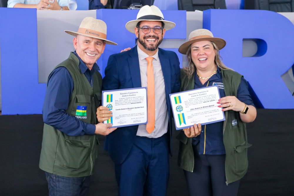 CLÁUDIA DE JESUS: Deputada presta homenagem para entidades de Rondônia