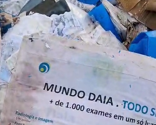 VEJA VÍDEO: Clínica descarta documentos de pacientes em terreno no Lagoa Azul