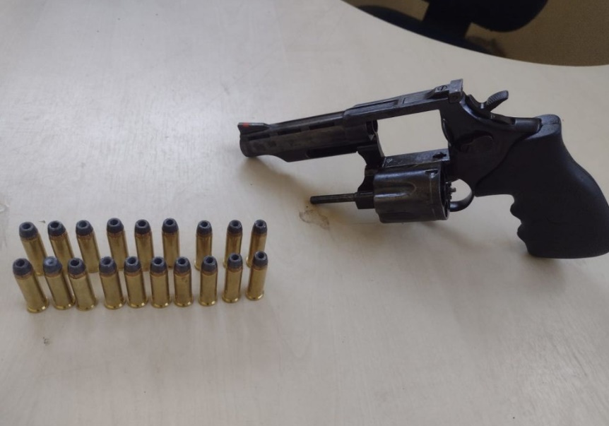 SE DEU MAL: Homem recebe visita da polícia em bar e é preso com arma