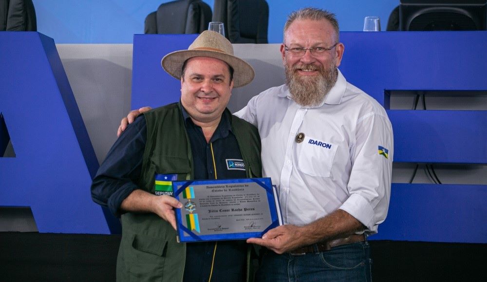 LUIS DO HOSPITAL: Deputado entrega Título Honorífico e Voto de Louvor à Idaron