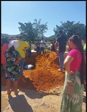 VEJA VÍDEO: Rondonienses abrem cova em cemitério para realizar sepultamento