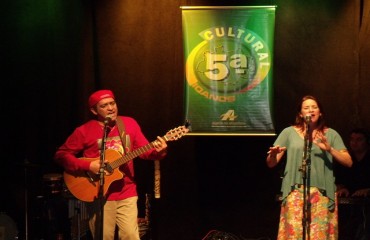 Duo Pirarublue se apresenta nesta sexta-feira no projeto “Cinco e Meia” 