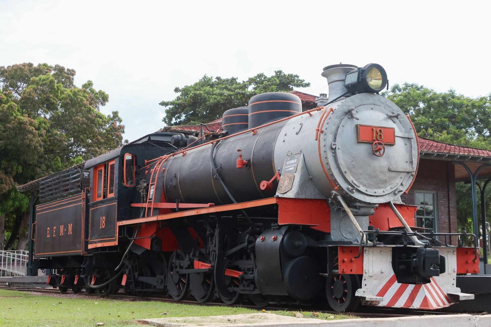 FESTA DA CAPITAL: Léo anuncia locomotiva recuperada e bolo de 111 metros no aniversário