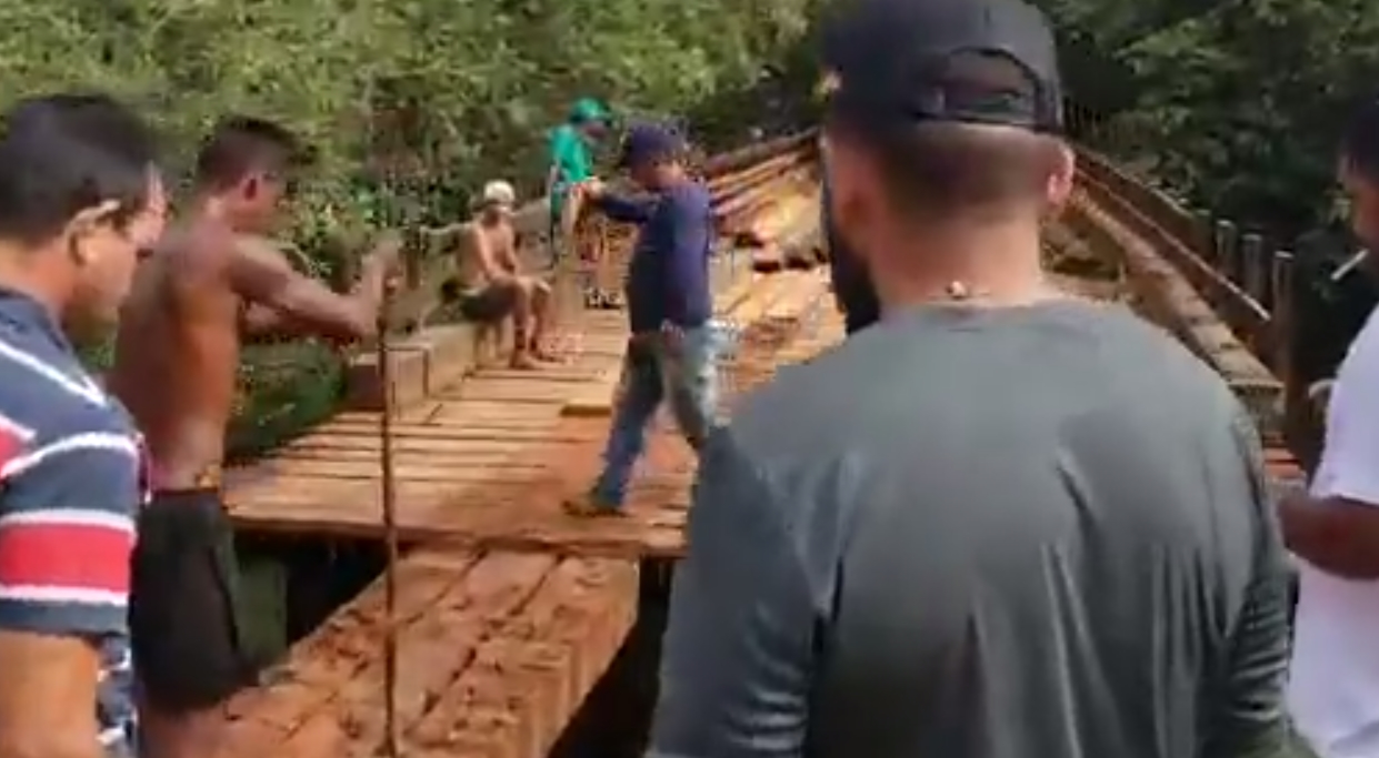 CANSADOS DE ESPERAR: Prefeitura ignora pedidos e moradores se unem para reformar ponte em PVH