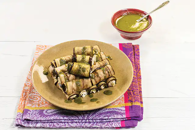 LANCHE: Rolinho de berinjela com recheio de ricota e molho de manjericão