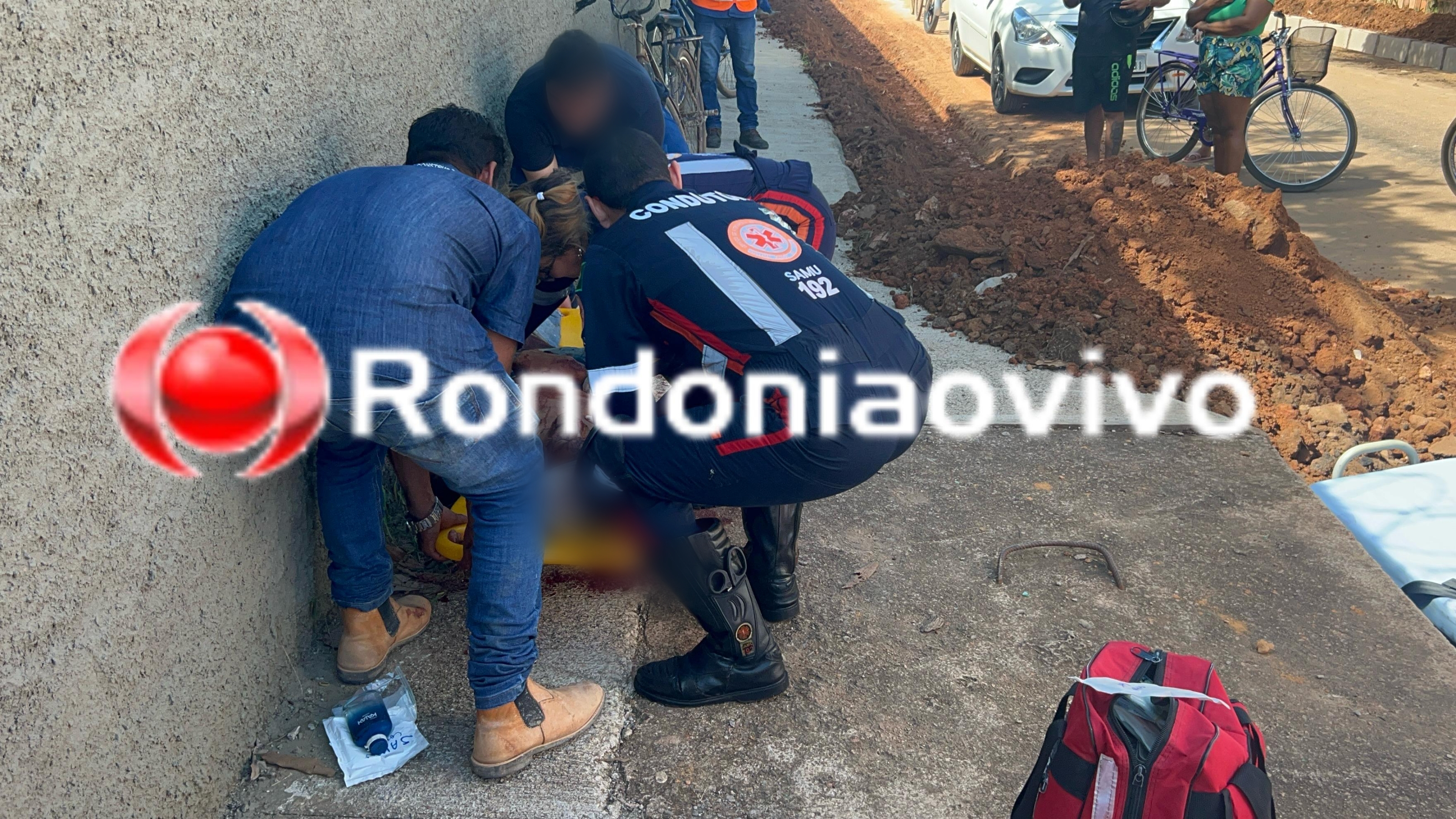 URGENTE: Jovem é atacado a tiros por dupla em moto na frente de casa