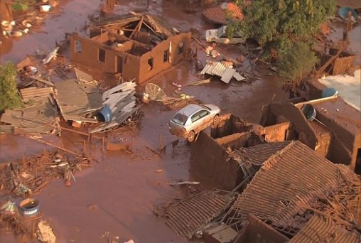 TRAGÉDIA - Barragem se rompe e enxurrada de lama causa destruição
