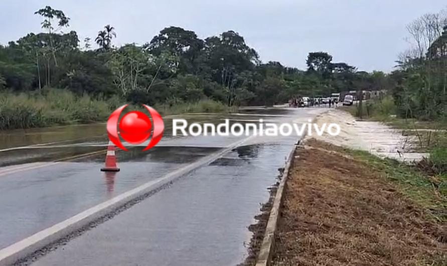 URGENTE: BR-364 é interditada após transbordamento de igarapé em Rondônia