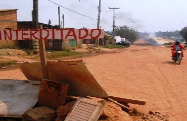 BLOQUEIO II – Polícia Militar libera pista do bairro Nacional
