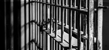 Pais são presos na França após postar foto de bebê espancado no Facebook