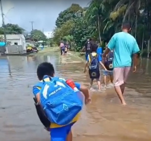COLAPSO CLIMÁTICO: Alunos do distrito de Calama enfrentam enchentes para ir à escola