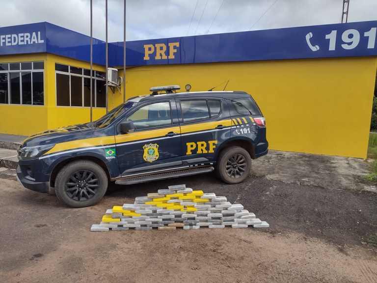 PRF INTERCEPTOU: Motorista de HB20 é flagrado com mais de 70 quilos de cocaína na BR-364 