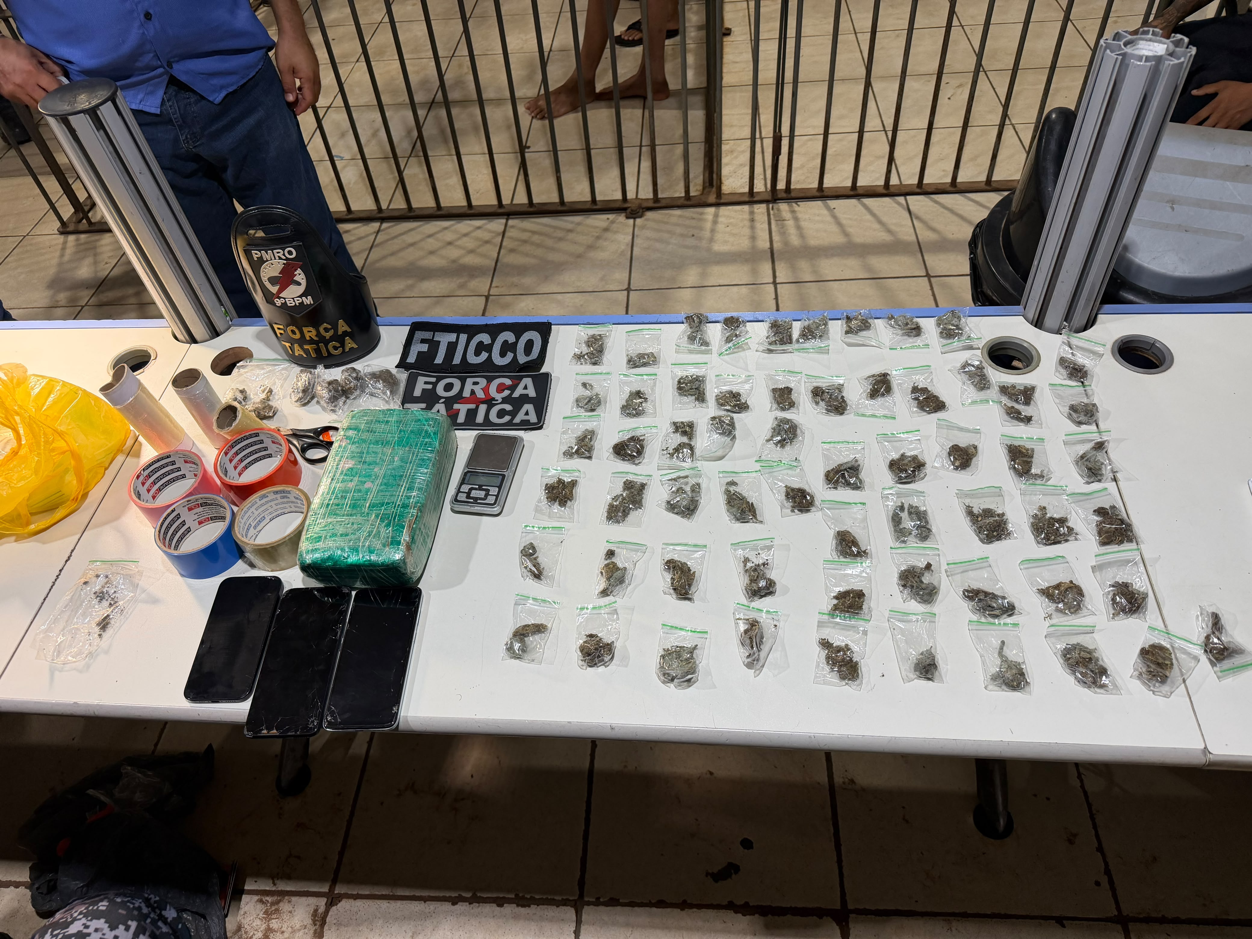 VÍDEO: FTICCO e Força Tática do 9° BPM flagram dupla com mais de um quilo de drogas