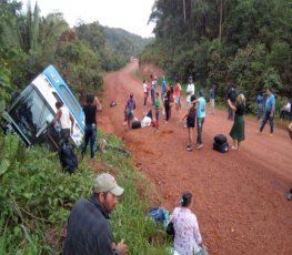 TRANSAMAZÔNICA: Ônibus que seguia para Porto Velho capota e várias pessoas ficam feridas