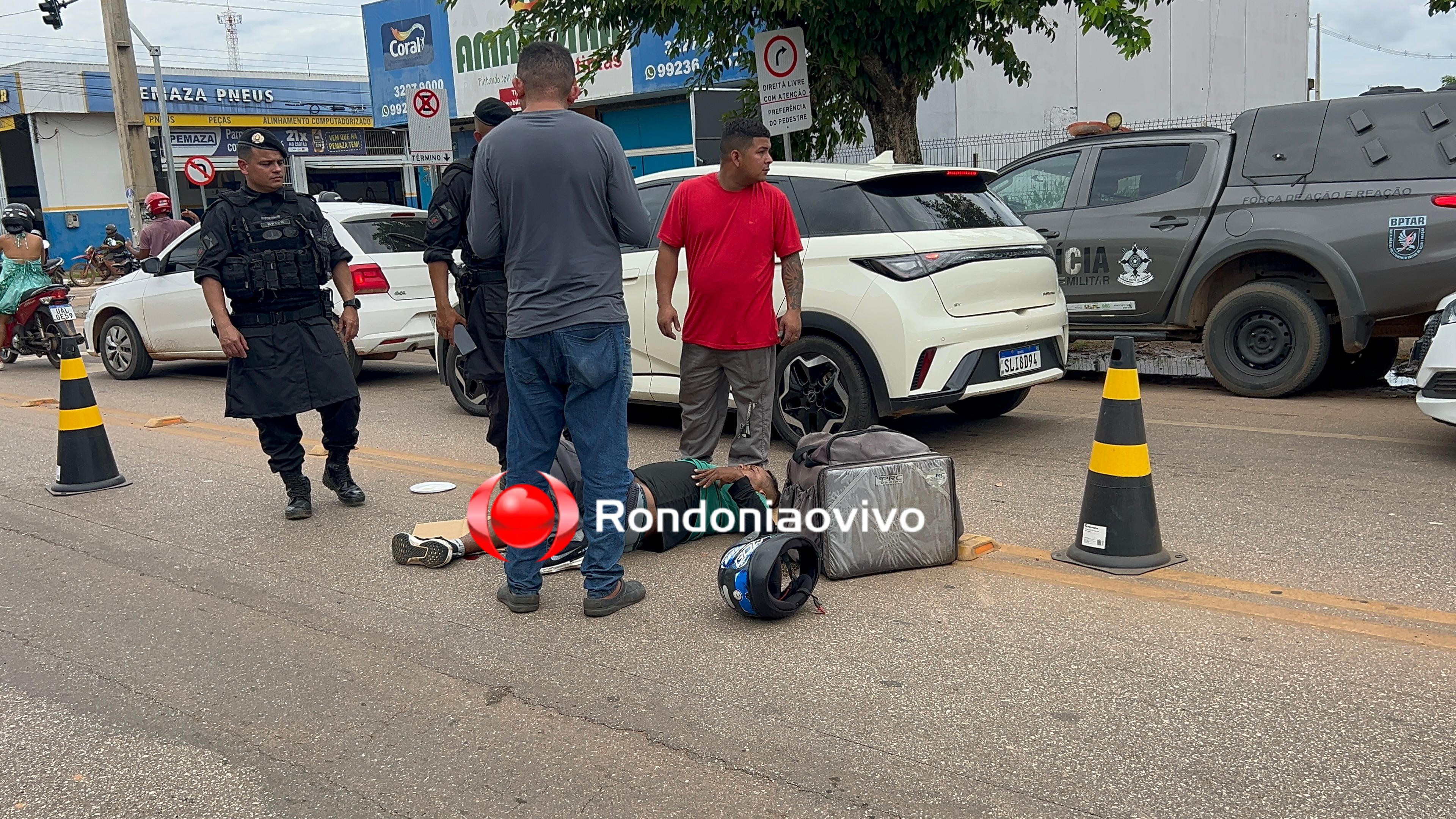 URGENTE: Motorista abre porta de carro e motoboy sofre fratura exposta