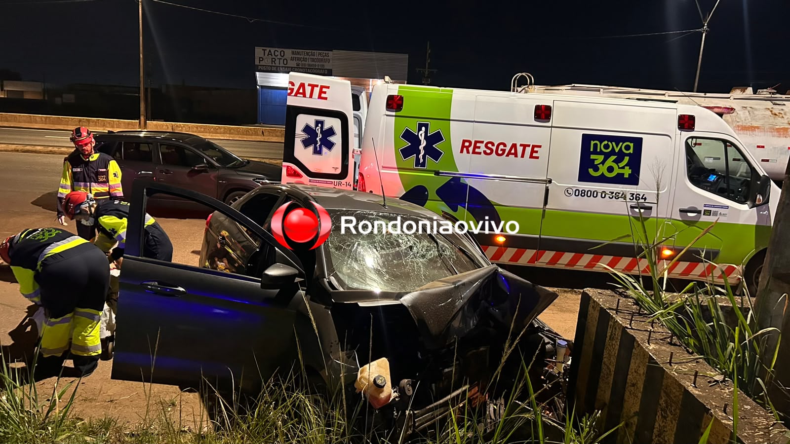 URGENTE: Três pessoas ficam feridas após carro bater em poste na Rua da Beira