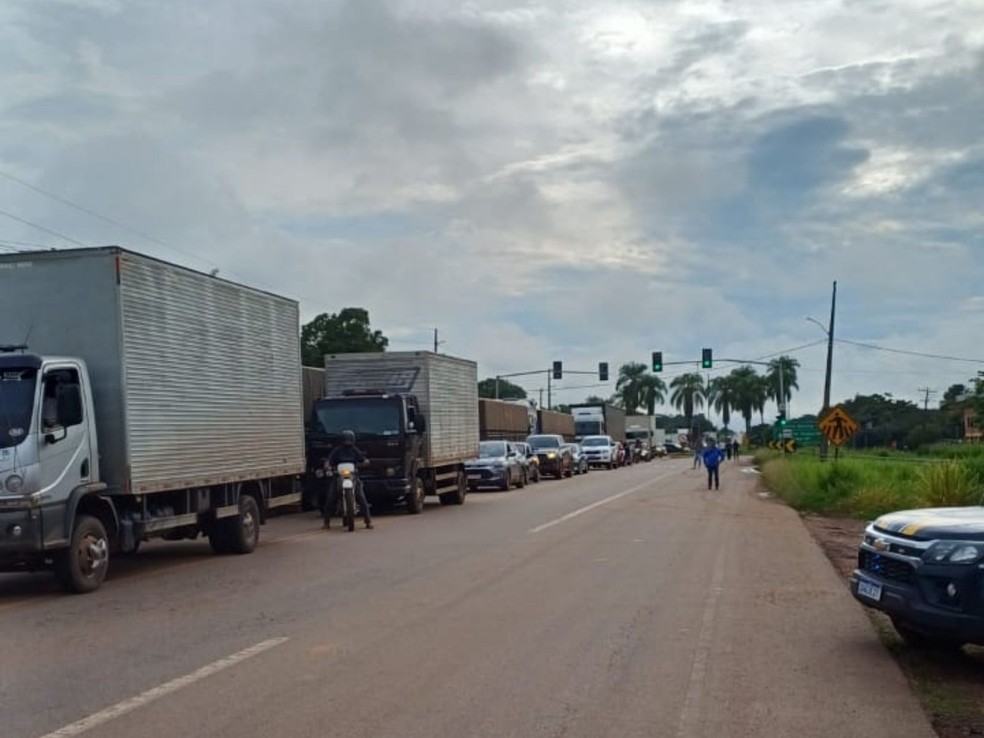 RODOVIA FECHADA: Acidente deixa trecho da BR-364 interditado em Rondônia