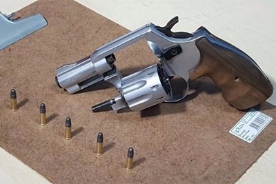 Suspeito com revólver na cintura é preso em bar
