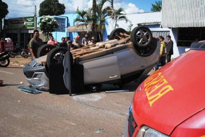Motorista avança preferencial e provoca acidente com capotamento
