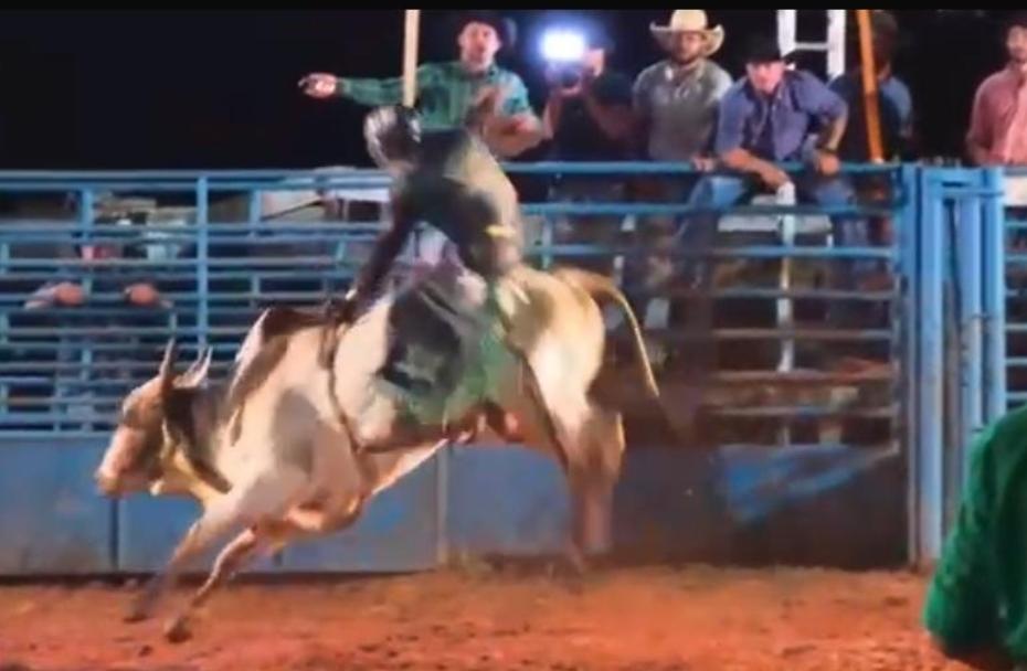 NÃO RESISTIU: Morre peão de rodeio pisoteado por touro em parque de exposições