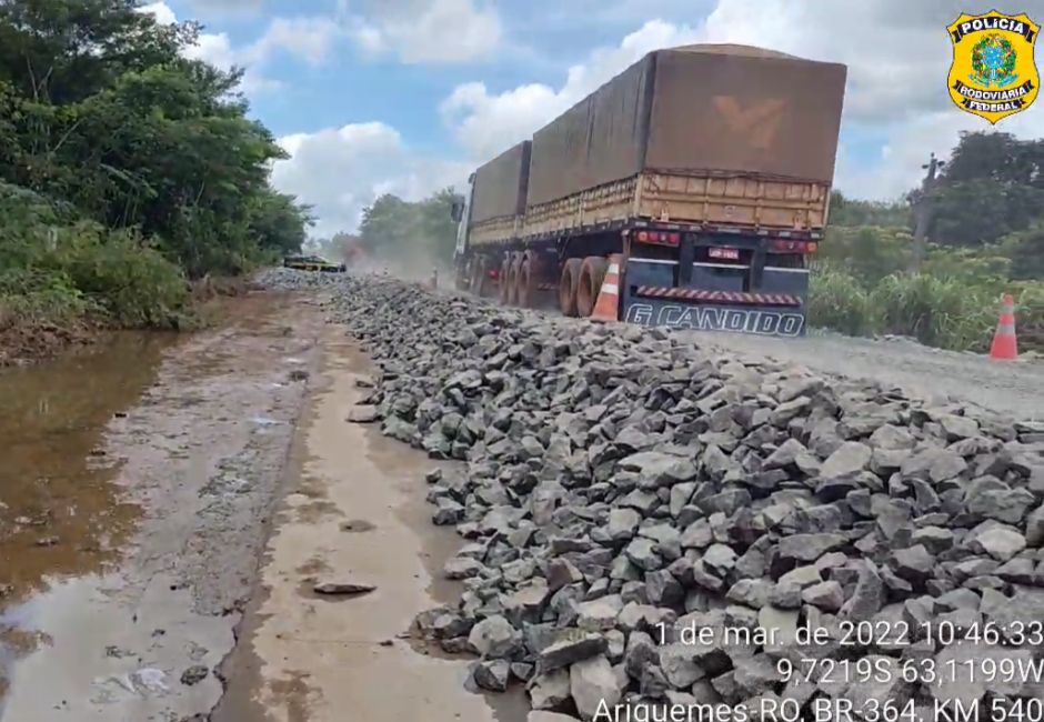 TRANSTORNOS: BR-364 segue com interdição parcial e Dnit trabalha na elevação da pista