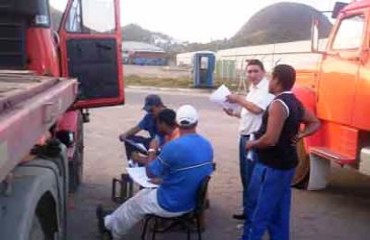 Mais de 70 caminhoneiros retidos prometem fechar BR 364 nesta quarta; caso não haja liberação dos veículos
