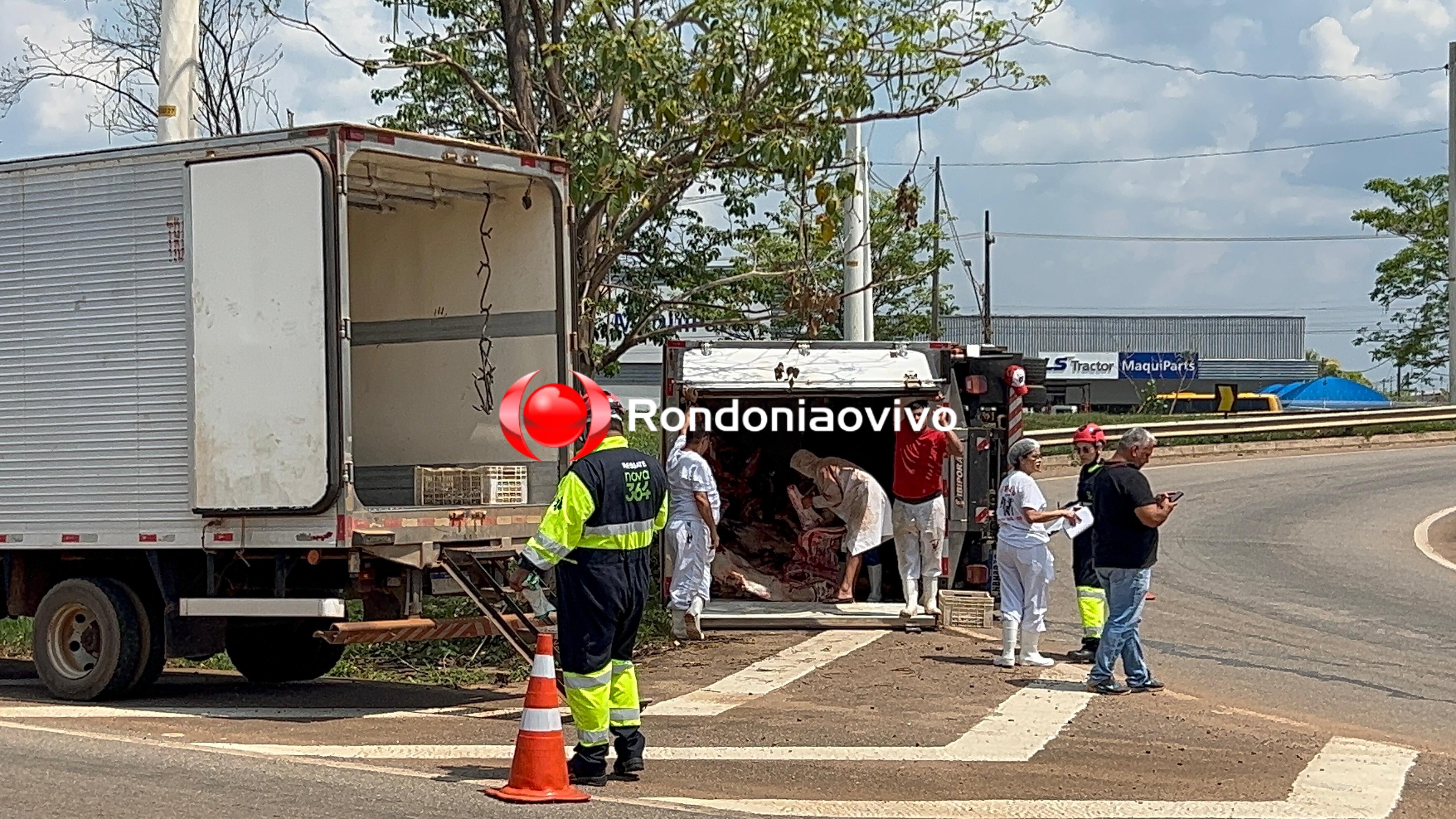 ASSISTA: Caminhão carregado com carne tomba no viaduto do Trevo do Roque