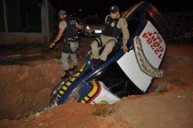 Em perseguição pela BR-364, viatura da PRF cai dentro de vala - FOTOS